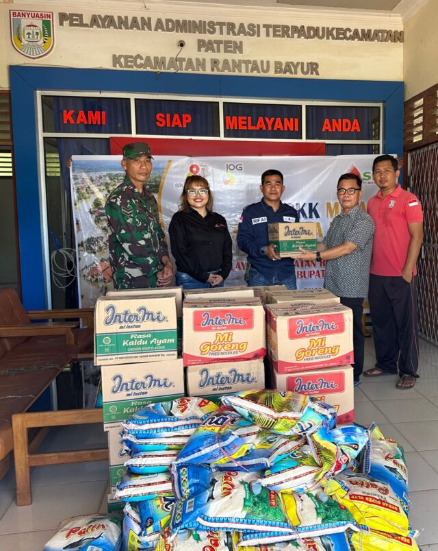 Penyerahan Bantuan Bencana Banjir di Wilayah Kecamatan Rantau Bayur, Kabupaten Banyuasin