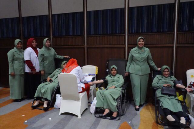 HUT Persit Ke-78, Ratusan Prajurit dan PNS serta Persit Kodam II/Swj Donor Darah