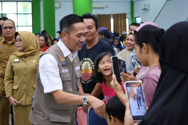 Menuju KIS 100 Persen, Ratu Dewa Konsisten Buka Layanan Jemput Bola Serta Bagikan Sembako