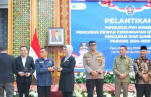 Ketua DPRD Sumsel,Dr Hj.RA.Anita Noeringhati SH MH Terima Anugerah Tokoh Peduli Pers Pada Pelantikan Ketua dan Pengurus PWI Sumsel