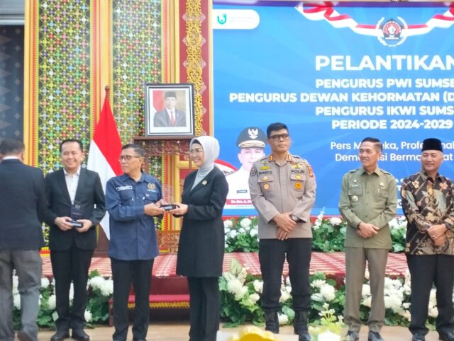 Ketua DPRD Sumsel,Dr Hj.RA.Anita Noeringhati SH MH Terima Anugerah Tokoh Peduli Pers Pada Pelantikan Ketua dan Pengurus PWI Sumsel