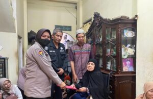 Orang Tua Anggota Meninggal Dunia, kabidhumas Polda Sumsel Beserta Personil Melayat ke Rumah Duka