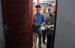 Bahagianya Faisal Terima Kunci Rumah Baru Dari Ratu Dewa, Dulu Korban Kebakaran