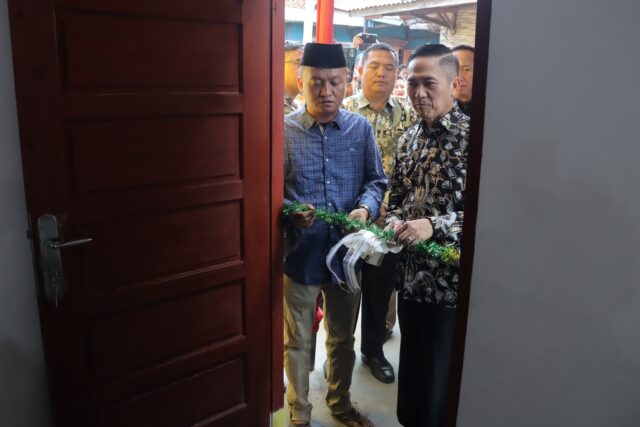 Bahagianya Faisal Terima Kunci Rumah Baru Dari Ratu Dewa, Dulu Korban Kebakaran