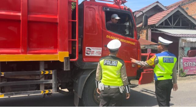 Membandel Langgar SKB dan Timbulkan Kemacetan, 327 Unit Truk Besar ‘Dikandangkan’