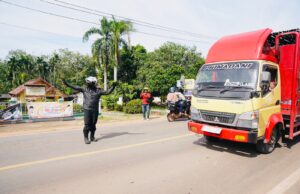 Menggunakan Motor, Kapolda Sumsel Irjen Rachmad Wibowo Turun Langsung ke Lapangan Urai Kemacetan di Banyuasin