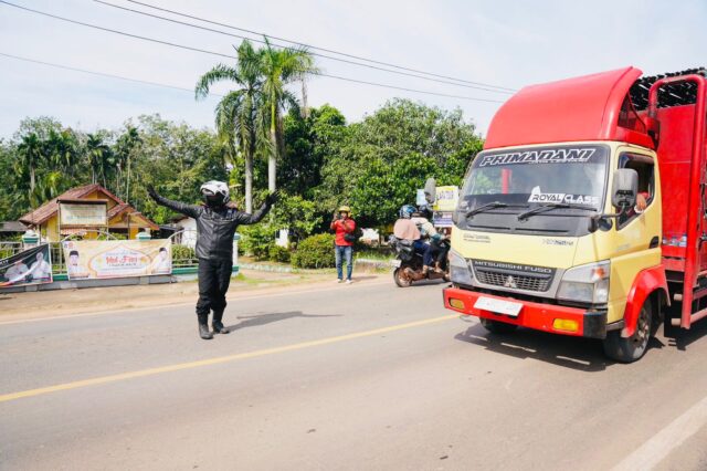 Menggunakan Motor, Kapolda Sumsel Irjen Rachmad Wibowo Turun Langsung ke Lapangan Urai Kemacetan di Banyuasin