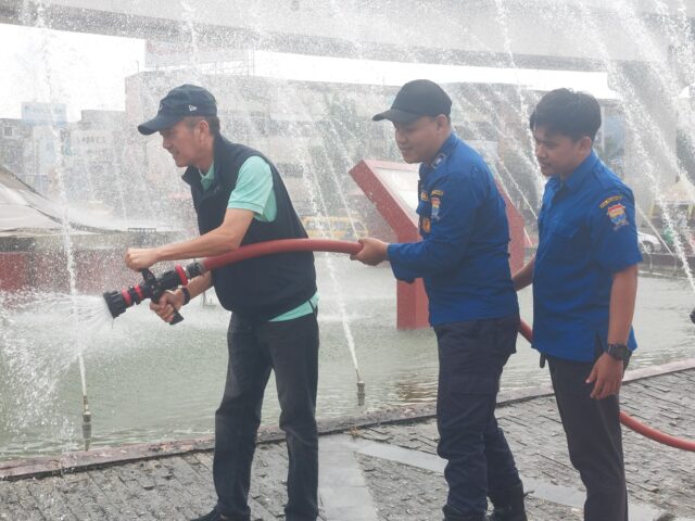 Ratu Dewa Pastikan Area Bundaran Air Mancur Hingga Trotoar Ampera Bersih Untuk Sholat Idul Fitri Besok