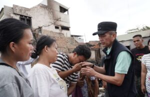 Rasakan Duka Mendalam, Ratu Dewa Beri Bantuan Korban Kebakaran di Puncak Sekuning