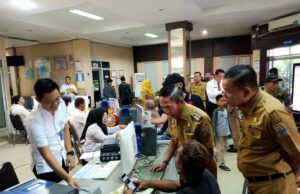 Hari Pertama Masuk Kerja Pasca Cuti Lebaran, Ratu Dewa Sidak Kantor Disdukcapil dan Camat Kemuning