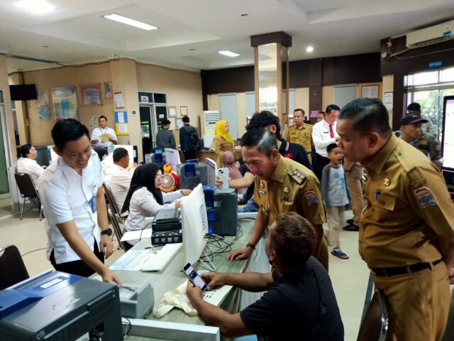 Hari Pertama Masuk Kerja Pasca Cuti Lebaran, Ratu Dewa Sidak Kantor Disdukcapil dan Camat Kemuning