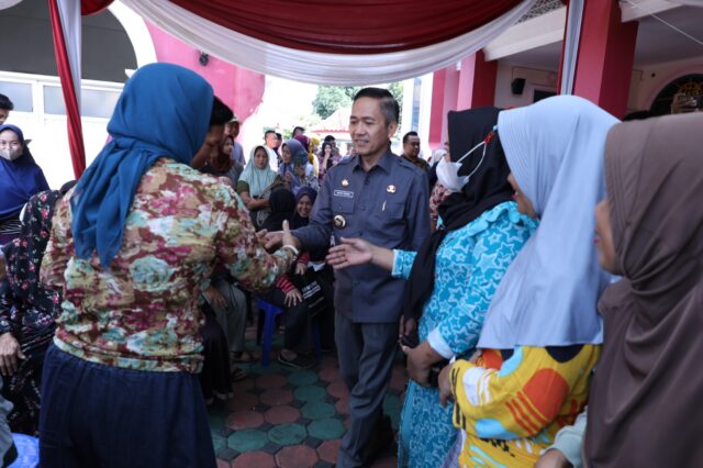 Antusias Warga Di Acara Bagi Sembako dan Jemput Bola Dokumen Kependudukan Bersama Ratu Dewa.