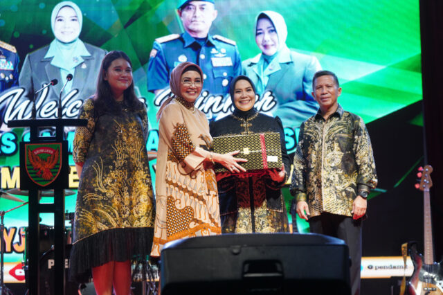 Ketua DPRD Provinsi Sumsel Dr.Hj RA Anita Noeringhati SH MH Hadiri Serah Terima Jabatan Pangdam II Sriwijaya