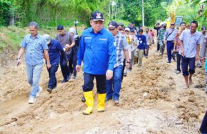 Perdana, Pj Bupati Sandi Fahlepi Tinjau Jalan Rusak di Jirak Jaya