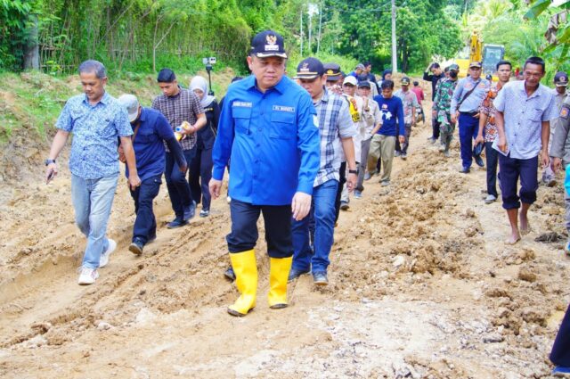 Perdana, Pj Bupati Sandi Fahlepi Tinjau Jalan Rusak di Jirak Jaya
