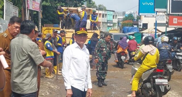 Pj Sekda Tinjau Perbaikan Jalan Segaran, Minta Balai Prasarana Pemukiman Sumsel Perbaiki Jalan Rusak Dampak Proyek IPAL.