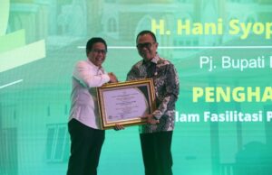 Pj Bupati Hani Syopiar Rustam Terima Penghargaan Dari Menteri PDTT