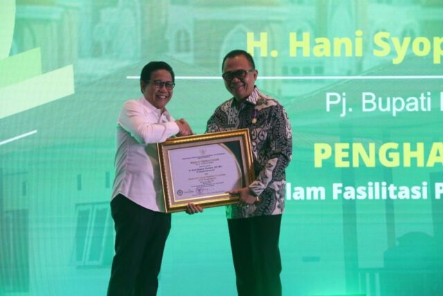 Pj Bupati Hani Syopiar Rustam Terima Penghargaan Dari Menteri PDTT