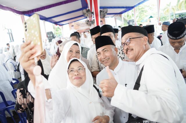 Lepas 270 JCH Muba , Pj Bupati Sandi Fahlepi Minta Jemaah Jaga Kesehatan