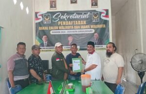 Diisukan main main maju Pilkada Lubuklinggau, HAW diantark pendukungnya kembalikan formulir pendaftaran