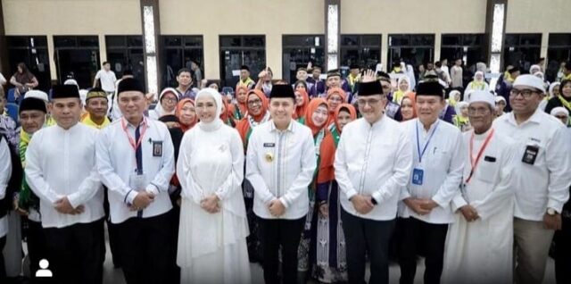 Ketua DPRD Provinsi Sumsel Dr Hj RA.Anita Noeringhati SH MH Bersama Pj Gubernur Agus Fatoni Lepas Keberangkatan 445 Jemaah Calon Haji Kloter Pertama Embarkasi Palembang