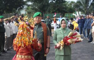 Letkol Kav Ferdiansyah disambut dengan tradisi pengalungan Kain Songket Palembang