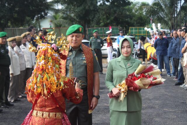 Letkol Kav Ferdiansyah disambut dengan tradisi pengalungan Kain Songket Palembang