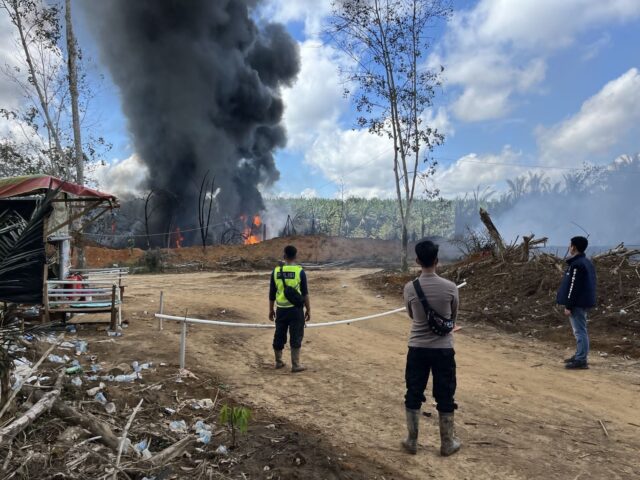 Kecolongan Lagi, Kemballi Sumur Minyak Illegal Meledak di Keluang, Muba