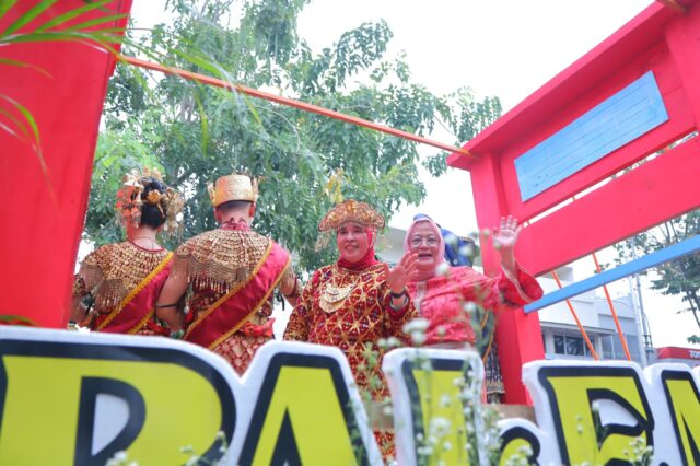 Naiki Kendaraan Pawai, Pj Ketua TP PKK Palembang Sapa Warga Solo