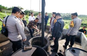 Pj Bupati Sandi Dampingi Kapolda Sumsel Pantau Langsung Lokasi Illegal Driling