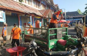 DLH Gotong Royong Bersihkan Pasar Perjuangan Sekayu