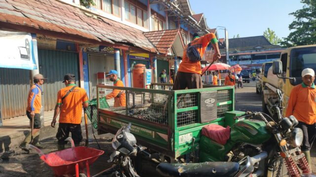 DLH Gotong Royong Bersihkan Pasar Perjuangan Sekayu