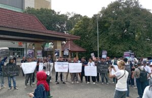 Aksi Koalisi Pers Sumsel Tolak Revisi RUU Penyiaran di Halaman DPRD Sumsel