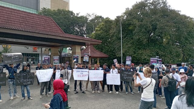 Aksi Koalisi Pers Sumsel Tolak Revisi RUU Penyiaran di Halaman DPRD Sumsel