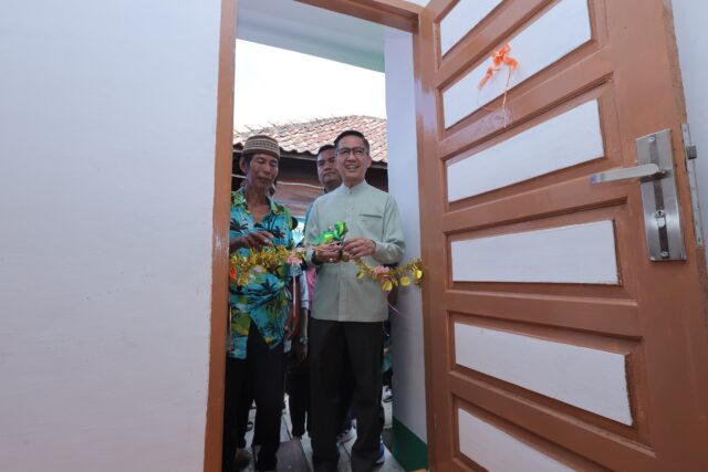 Tangis Haru Fauzi Terima Kunci Rumah Baru Dari Ratu Dewa, “Kami Sering Kehujanan”