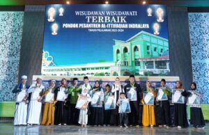 Ketua DPRD Provinsi Sumsel Dr. Hj. R.A. Anita Noeringhati serahkan piagam penghargaan Wisudawan/wisudawati Ponpes Al Ittifaqiah