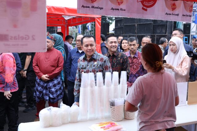 Beri Bantuan Permodalan di Puncak UMKM Palembang Awards 2024, Ratu Dewa Pastikan Perekonomian Palembang Menjanjikan Untuk Berinvestasi