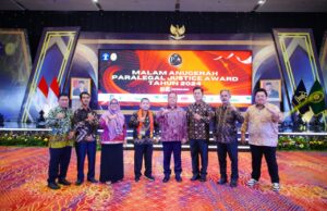 Lurah Serasan Jaya Sabet Dua Penghargaan di Ajang Anugerah Paralegal Justice Award 2024
