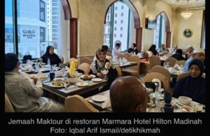 Mantan Kapolda Sumsel Sedekah Pempek King untuk Jemaah Haji di Madinah