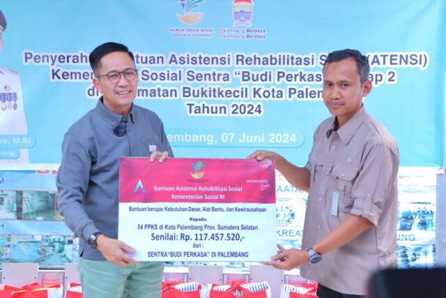 Serahkan Alat Bantu Pendengaran Hingga Sembako, Penyandang Disabilitas Jadi Perhatian Ratu Dewa