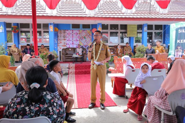 Ratu Dewa Peduli, Bagikan Bantuan Ke Sekolah- Sekolah