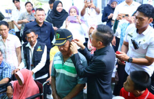 HUT Palembang Jadi Berkah Penyandang Disabilitas, Ratu Dewa Bagikan 50 Kursi Roda dan 100 Alat Bantu Dengar