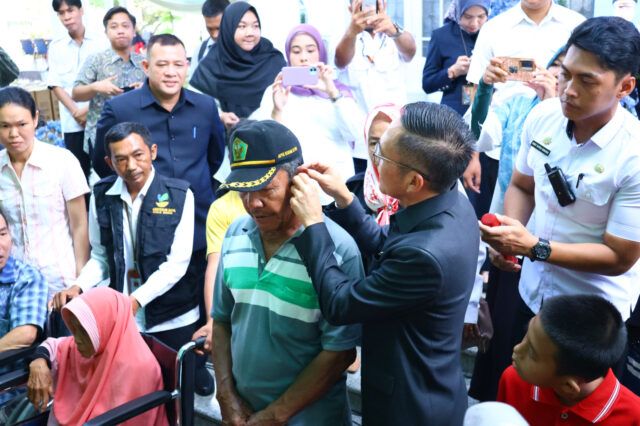 HUT Palembang Jadi Berkah Penyandang Disabilitas, Ratu Dewa Bagikan 50 Kursi Roda dan 100 Alat Bantu Dengar