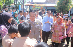 Silaturahmi Dengan Ratu Dewa, Ratusan Wali Murid SD-SMP Se Kertapati Terima Bantuan