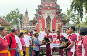 Personel Polda Sumsel kompak bersihkan tempat ibadah di Palembang