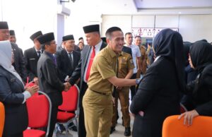 Sematkan Satyalancana Karya Satya untuk ASN, Ratu Dewa Sebut Kebutuhan Guru SD Masih Sangat Banyak