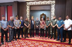 Ketua DPRD Provinsi Sumatera Selatan Sambut Kedatangan Tun Dr Mahathir Mohamad di Terminal Kedatangan VIP Bandara SMB II