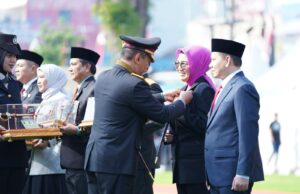 Ketua DPRD Provinsi Sumsel Dr Hj RA Anita NoeringHati SH MH Menerima Penganugerahan Pin Emas dan Piagam Penghargaan Dari Kapolri