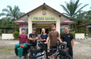 Viral, 2 bule asal Denmark numpang nginap di Polsek Galing, Polres Sambas