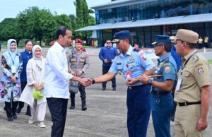 Danlanud Sultan Hasanuddin Dan Forkopimda Sambut Kedatangan Presiden RI Joko Widodo di Lanud Sultan Hasanuddin